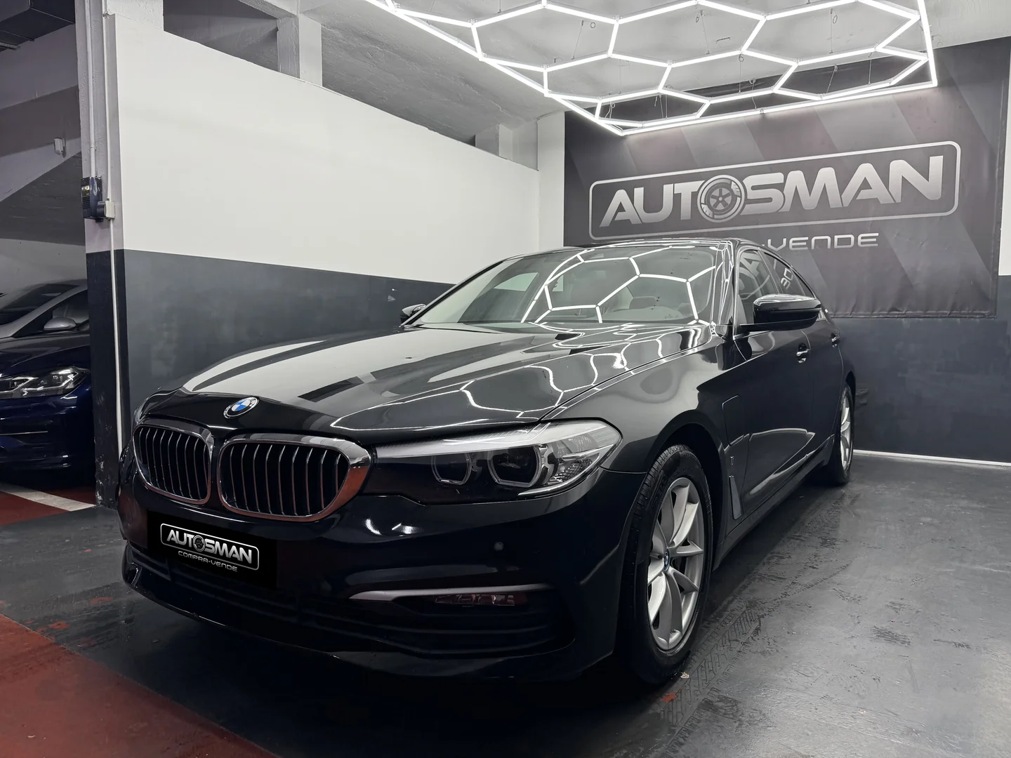 BMW Serie 5 530e 530e 2019 Híbrido Azul - Vista lateral